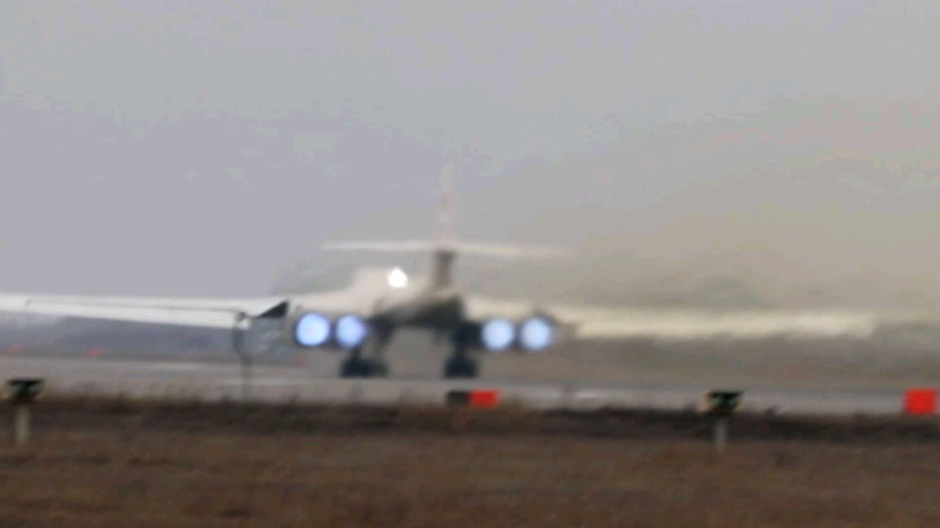 在巴伦支,挪威海和大西洋上空飞行期间,Ту-160空中加油